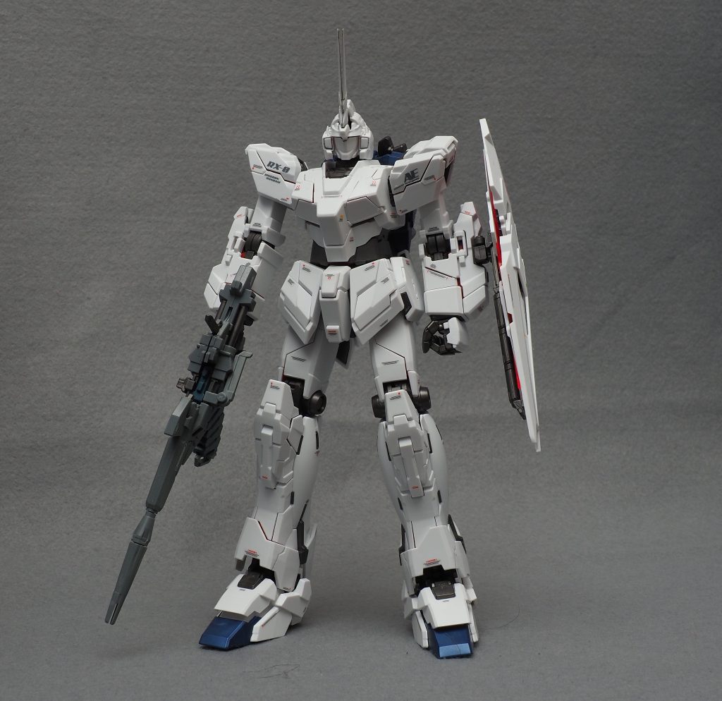 ユニコーンガンダムはガンダムタイプでは一番好きなMSです。特にユニコーンモードが好きなのですが、以前組んだRGユニコーンガンダムはデストロイモードが思ったよりカッコ良く、そのまま飾っているのでユニコーンモードで飾る要員としてMGに手を出しました。脚が長過ぎると批判されがちなキットですが、ユニコーンモードのプロポーションは個人的には悪くないと思います。しかし、写真はありませんがデストロイモードにすると確かに違和感しかないくらい脚が長かったです。