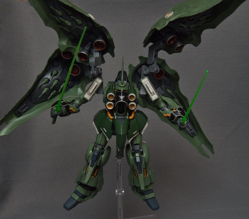 羽を全て広げると非常に大きく迫力があります。バーニアはガンダムマーカーシルバーで、内側を赤で部分塗装しています。