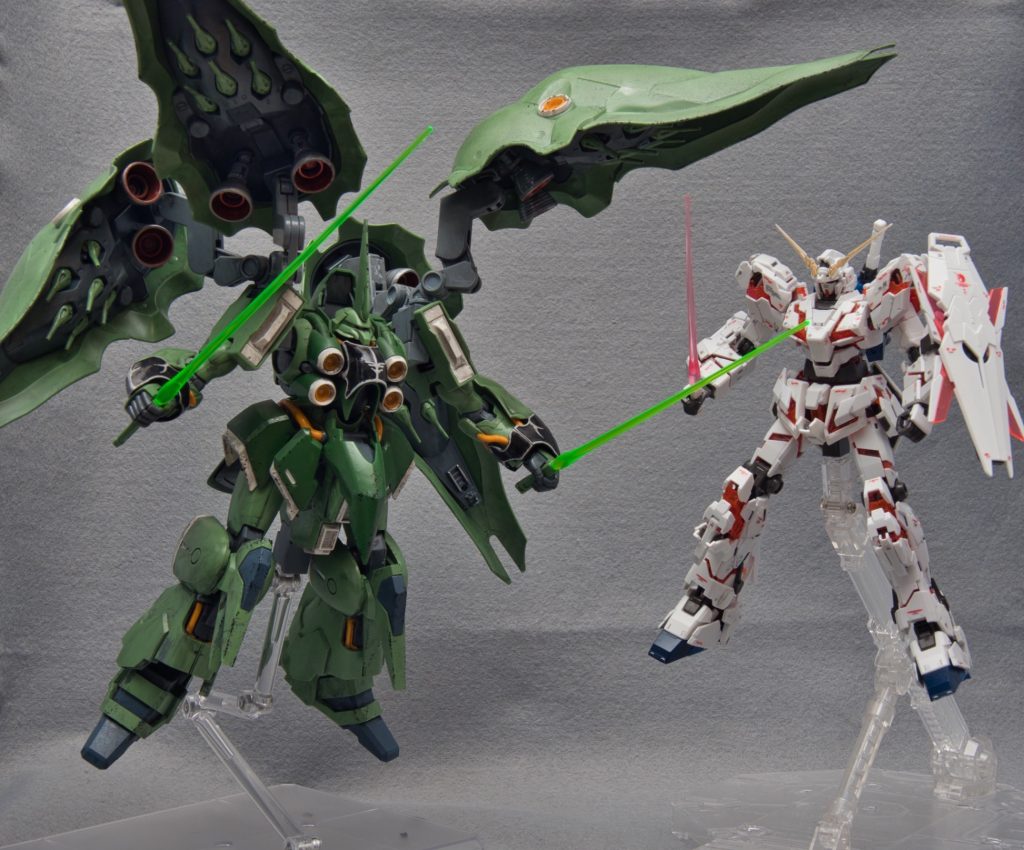 同1/144のRGユニコーンガンダムとともに。機体の大きさが際立ちます。