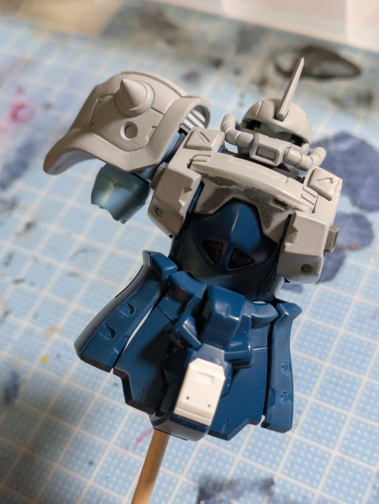 肩アーマーはプラバンとパテで加工