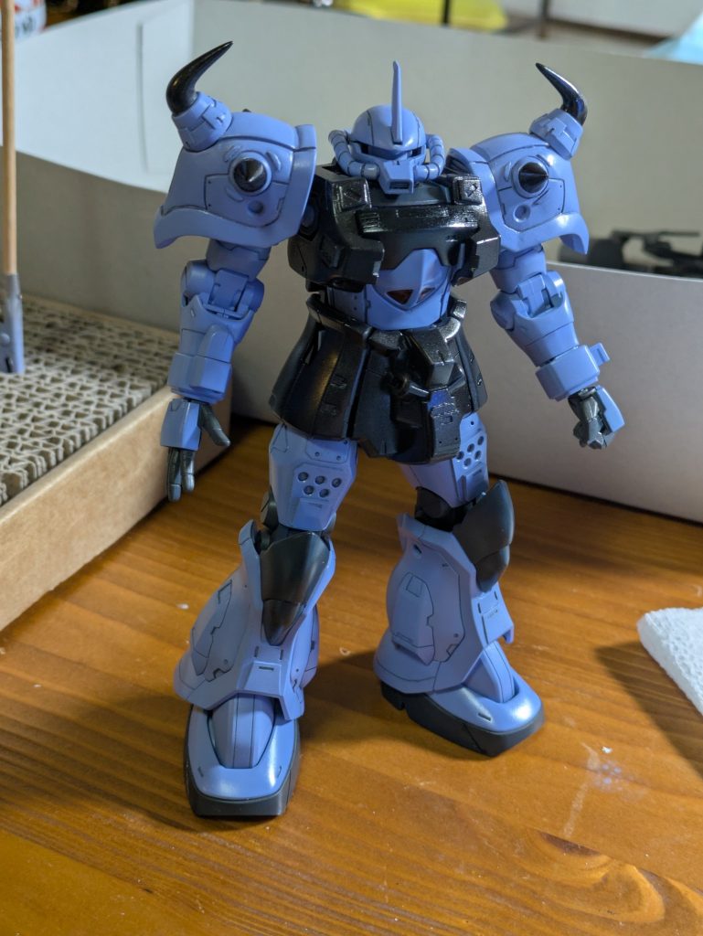 塗装やり直し画像。この後に艶消しコートしてガンダムマーカーブラウンで接続部などのラインやフチの錆汚しして、その後にホワイトでドライブラシ～タミヤウェザリングマスターで錆汚しって流れです。大腿部は1mmプラバンで幅をフトましくしてます。
