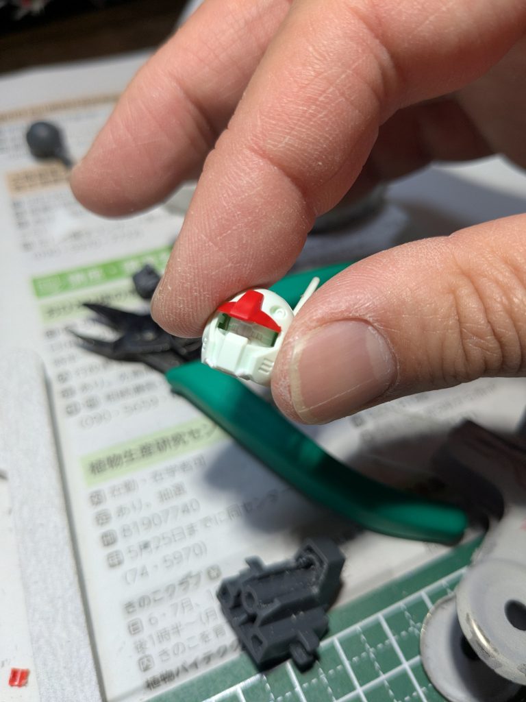 あごがシャープすぎてるので裏からプラバンで太くしました