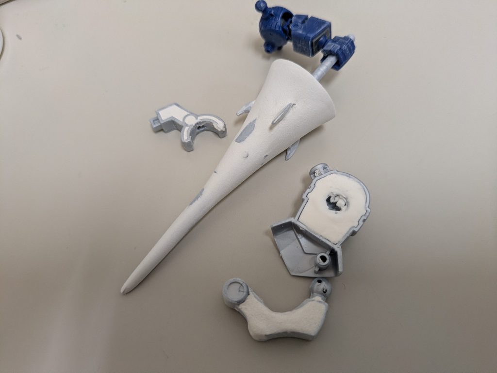 今回はほぼ素組みですが、電磁スピアの形状だけ石粉粘土で整形し直しました。