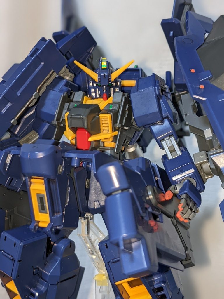 顔はセンサー強化型と迷いましたが、前回のイカロスで使用したので、今回はシンプルにガンダム顔としました。ほかで盛りまくってるってのもありましたし。