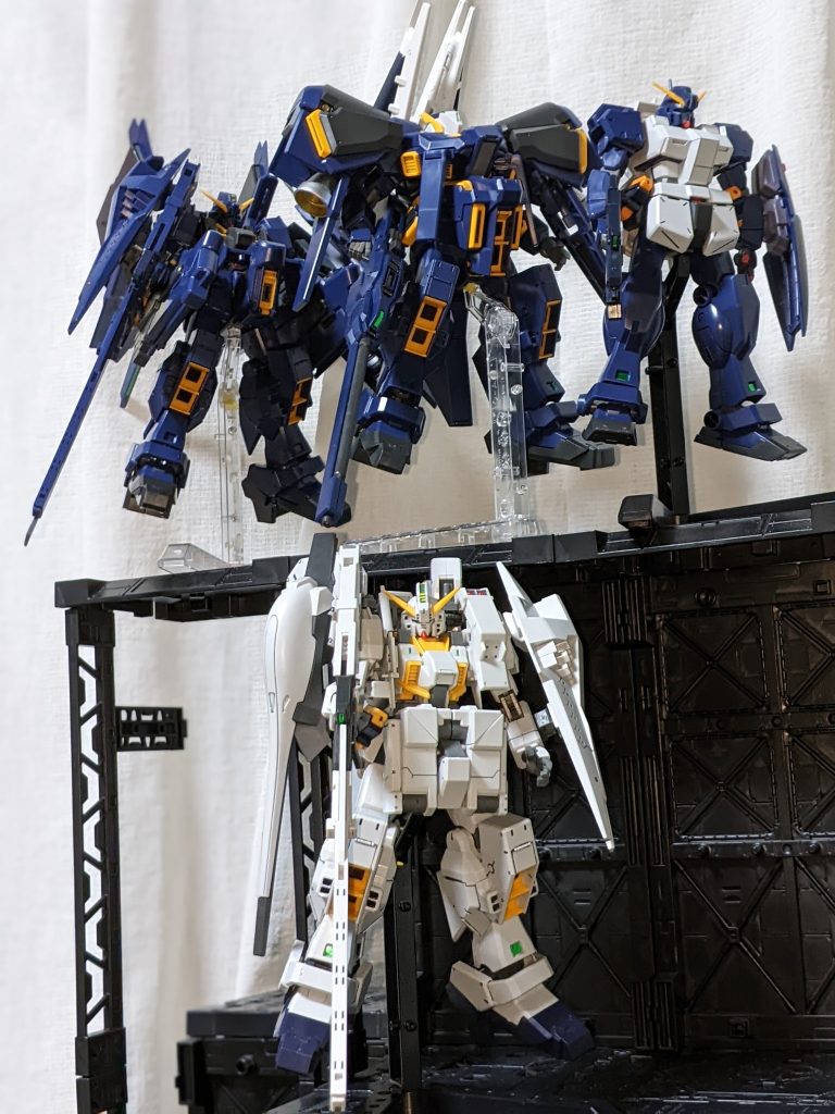 いままで作成したガンダムTR-1系統をバトオペ勝利風に並べてみました。TR-1も残るはハイゼンスレイ系統ですが、次回作は他の宇宙世紀もやりたいところ。ムーンガンダムかナラティブかハイゼンスレイか迷います。ギガンテックアーマーもまだですし早く罪（積み）を解消しないと家族の理解が遠のきますね