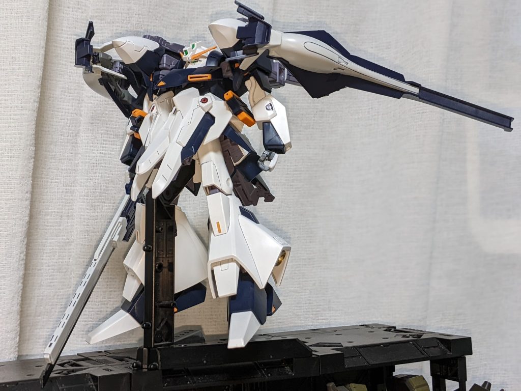 今回の作例では公式ムックの設定画に合わせてビームライフルを、キット付属のギャプラン用のビームライフルからXBR-M86Bに変更しました。そのため、腰部にはTRシリーズで汎用的に装備されるビームライフル［XBR-M86］のEパックを左右に装備しております。