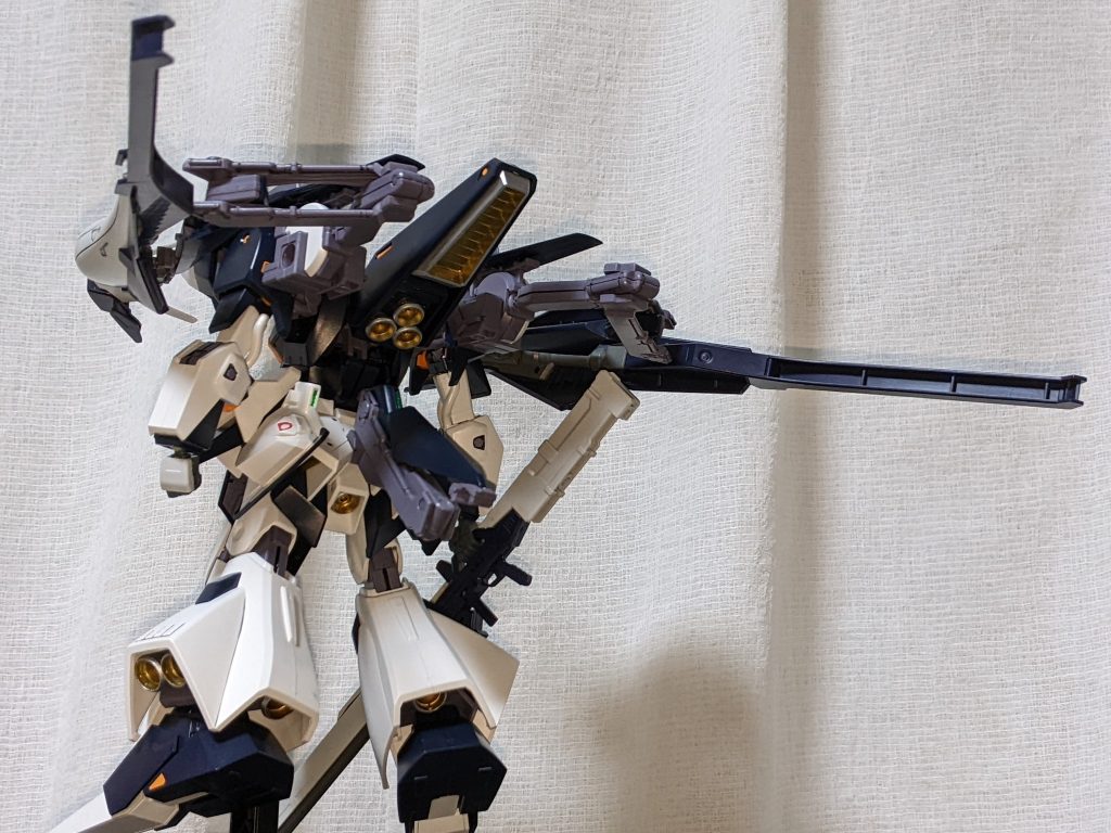 前回作成した実戦配備カラーのフライルーと同様にブースターへの塗装はメタルカラーでメリハリをつけました。