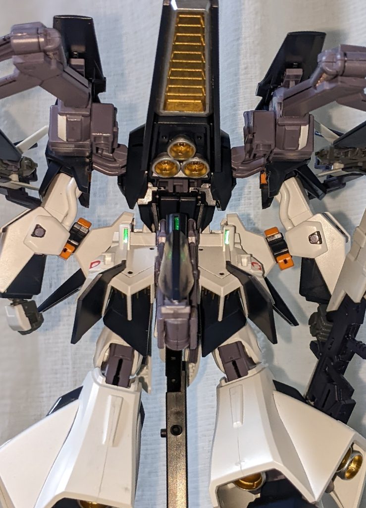 これまた情報量が多い背面ですが、フライルーの強化型スカートのギミックはキット初出時のHG UC No.73の頃からすればなかなか先進的なキットだったと感心します。