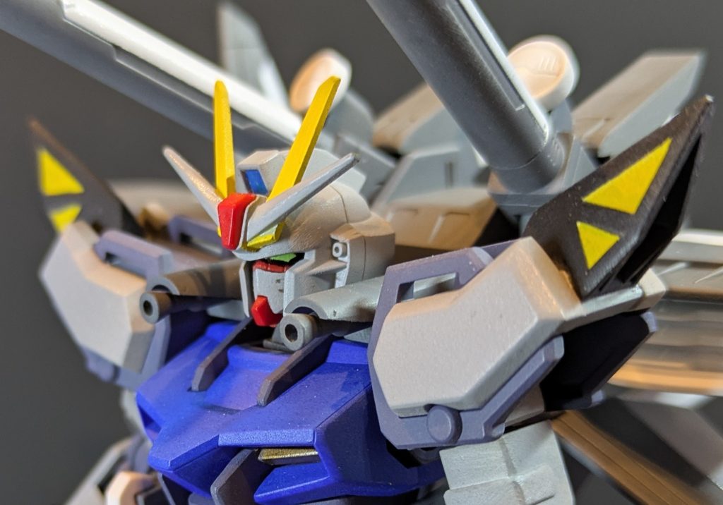 今回も顔の作りをシャープにしたくてストライクのフェイスパーツを削り出しで制作しました。顔の2本線はスジ彫り工具でビビりながら線入れました。