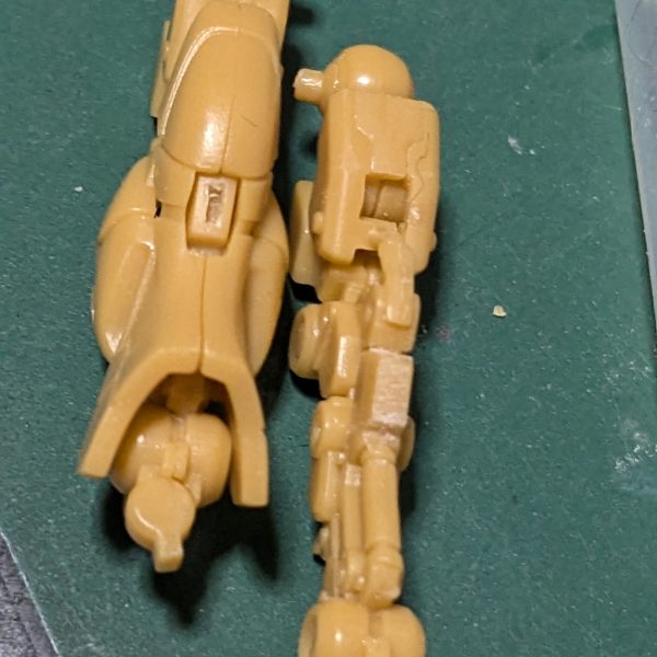 F-15が完成したので、漸くアーティファクト開始です。捨てサフ準備！その前に脛の後ハメ考えながらスラスター？を0.5ｍｍのスジボリカーバイトを溝を作りました。 肩の後ハメもこれで行けるかな？バズーカの弾倉と脛の後ハメ加工も終了！ 他のノズルの開口と合わせ目消しまで。 さて、次は？&nbsp;（2枚目）