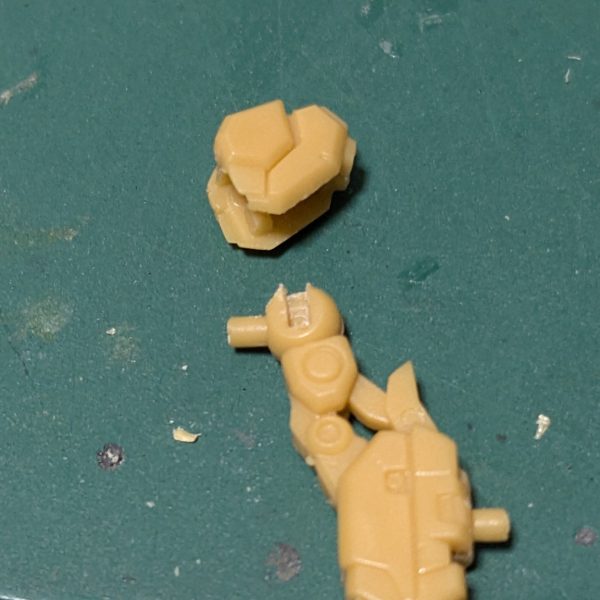 F-15が完成したので、漸くアーティファクト開始です。捨てサフ準備！その前に脛の後ハメ考えながらスラスター？を0.5ｍｍのスジボリカーバイトを溝を作りました。 肩の後ハメもこれで行けるかな？バズーカの弾倉と脛の後ハメ加工も終了！ 他のノズルの開口と合わせ目消しまで。 さて、次は？&nbsp;（3枚目）