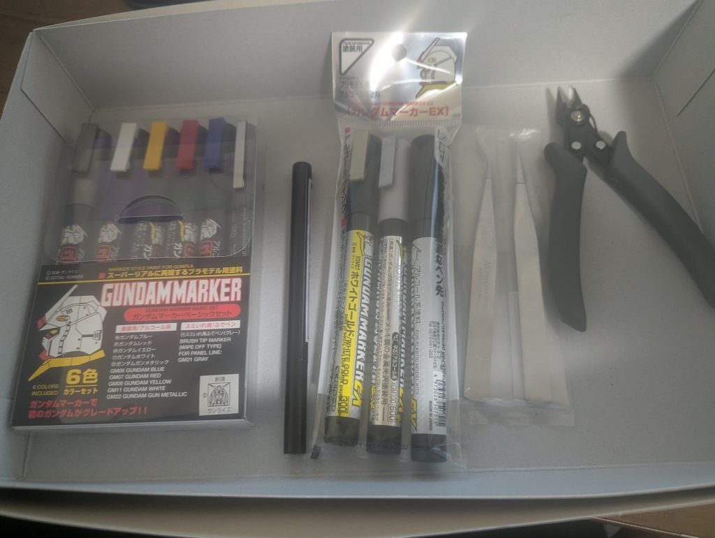 バルバトスと一緒に揃えた道具たちガンダムマーカーと、ニッパーと、ピンセットヤスリすらない貧弱仕様だが、素組をするだけなら十分だった一番活躍したのはニッパーだけど、地味にいい仕事をしたのは精密ピンセット共感していただけるか分からないが、バルバトスのシールはとにかく小さく、また細いシールが多かったそれを失敗なく一通り貼ることが出来たのはピンセットのおかげ二十年後の私は、ピンセットが使えるようになっているぞ&nbsp;ところでヤスリがけというのはやろうとすると中々難しく、強く擦ると白い跡が出来てしまうそうやって20年前に失敗した記憶があるので、あえてヤスリは未使用なるべく丁寧にパーツをニッパーで切り落とし、目立つゲート跡は爪で削ってやっている