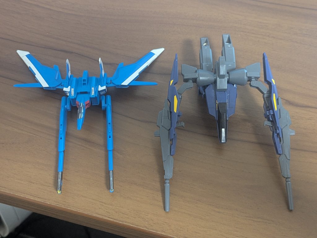 一緒に映っているのはビルドブースター、ビルドブースターMk2ガンダムバルバトスにくっつけたくて一緒に購入して組み立てたが、接続出来なかったビルドブースターの接続用の穴は一つだが、バルバトスのバックパック用の穴は二つ。二穴用のアタッチメントも付いていたが、サイズが合わなかった上半身と下半身の間にアタッチメントを挟むという選択肢が用意されていてこれなら、と思ったが、これもうまく接続出来ずNGかくしてビルドバルバトス計画は一旦保留にGNドライブを付けたりもしてみたいので、ピンバイスを買って背面に穴を空けようかと検討中穴のサイズ幾つだろう……