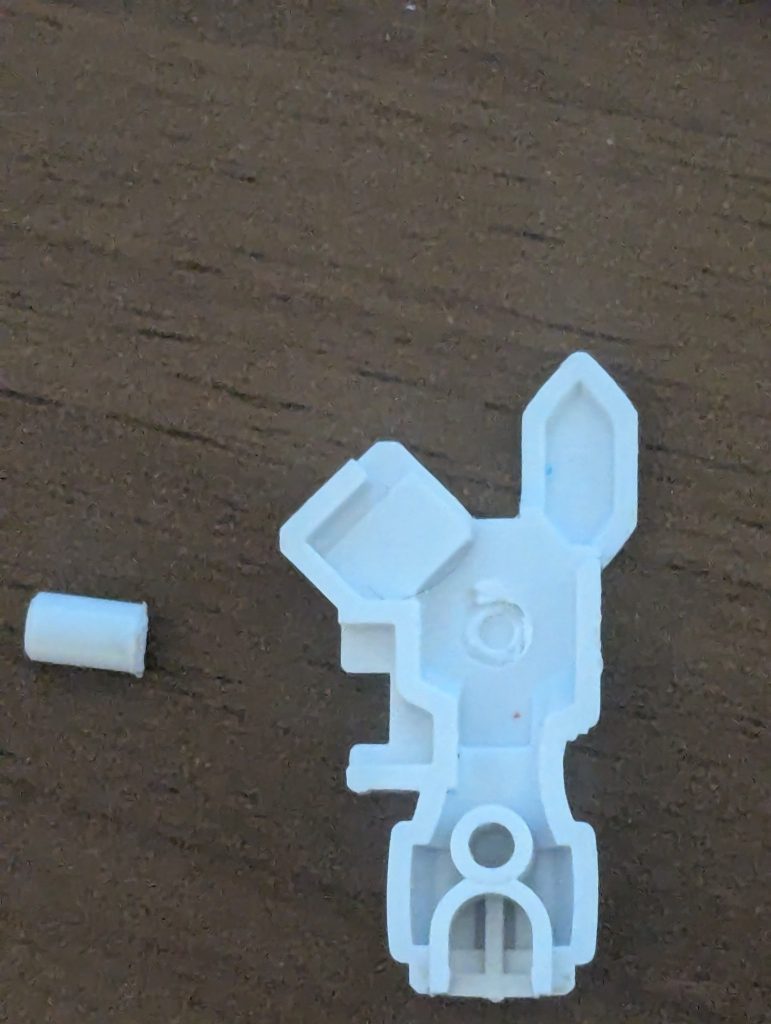 第一形態が一番好きと言う割に、ガントレットはどうしたんだと思われるかもしれない。これが答えだちょっと腕の取り付けミスったなーと思って、一度外して付け直そうとしたときに起きた悲劇。パーツを個別注文して届けてもらうまで、うちのバルバトス第一形態にガントレッドはない第四形態の左腕パーツが余っていなければ致命的なミスだった