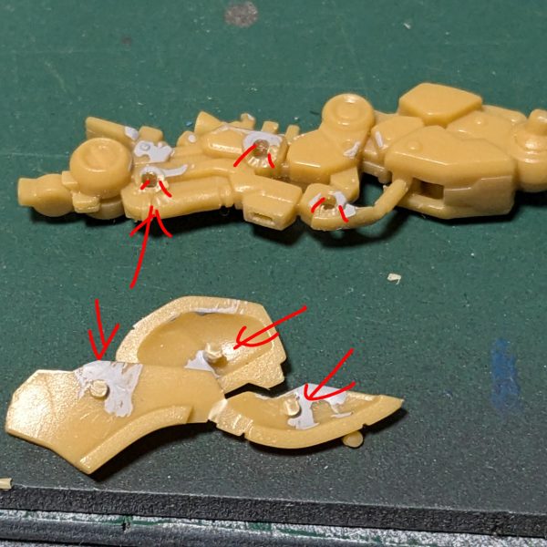 F-15が完成したので、漸くアーティファクト開始です。捨てサフ準備！その前に脛の後ハメ考えながらスラスター？を0.5ｍｍのスジボリカーバイトを溝を作りました。 肩の後ハメもこれで行けるかな？バズーカの弾倉と脛の後ハメ加工も終了！ 他のノズルの開口と合わせ目消しまで。 さて、次は？&nbsp;（5枚目）