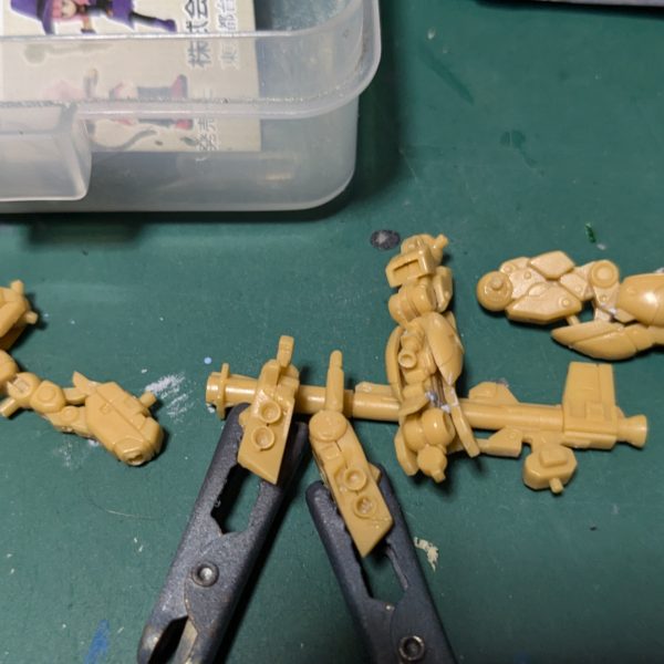 F-15が完成したので、漸くアーティファクト開始です。捨てサフ準備！その前に脛の後ハメ考えながらスラスター？を0.5ｍｍのスジボリカーバイトを溝を作りました。 肩の後ハメもこれで行けるかな？バズーカの弾倉と脛の後ハメ加工も終了！ 他のノズルの開口と合わせ目消しまで。 さて、次は？&nbsp;（6枚目）