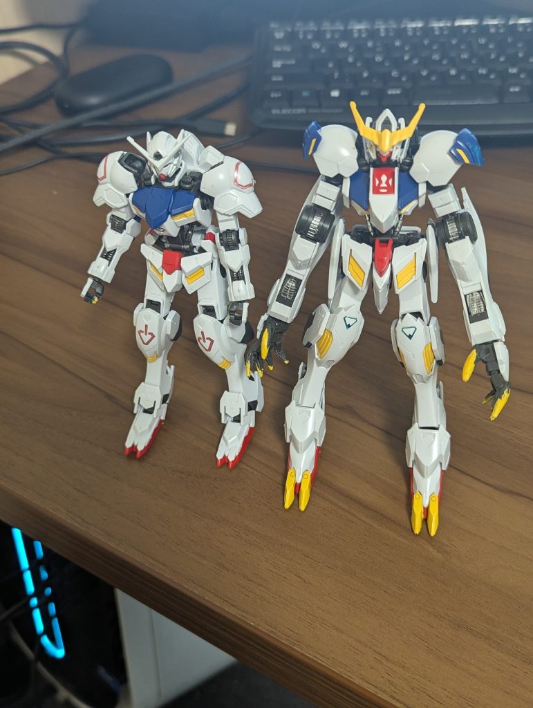 前回作ったバルバトスと並べて同じHGなのかと思うくらいサイズ感が違う。手足が一回り大きくて、レクスネイルも大きいからだろうそして詳しい方はお気づきでしょうが、本来バルバトスルプスレクスのアンテナは4本。今ルプスレクスに付いているのはバルバトスのヘッド。バルバトスが付けているのは、慌てて組み立てたエクシアのヘッドですルプスレクスの頭部パーツの部品を無くしてまったので、とりあえずこれで代用全体的に素体のクオリティが高いルプスレクスだけど、思うところも少なくない不満というか、気づいた点になるか