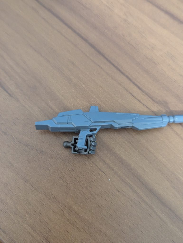 ライフルも、ハンド大だとギリギリ持てないどうやら一部、ハンド小でしか装備出来ない武器、ハンド大でしか装備出来ない武器などある模様ガンプラ作ってる方なら常識かもしれないけど、これはちょっと驚いた点