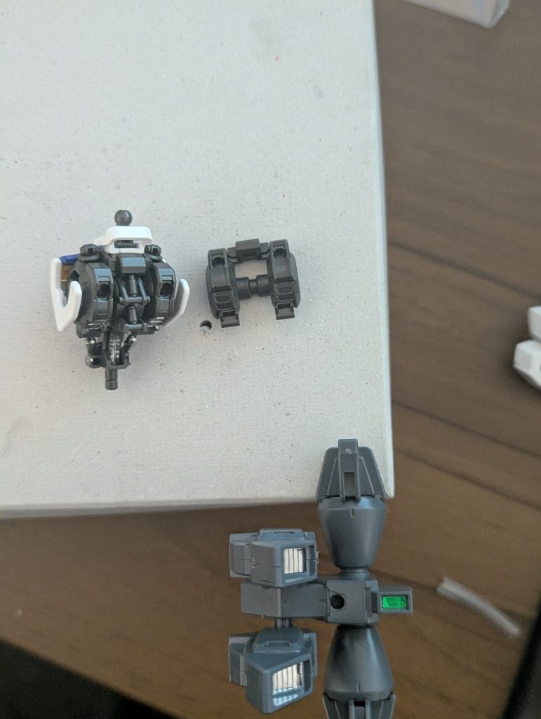 ピンバイスで穴を開けるのは良いが、何ミリで開けるのかとりあえずガンプラの空き箱に穴を開けて、ビルドブースターの端子が刺さるか試した。大体3mmとか聞いた覚えがあったので3mmで開けて、問題なく刺さった。緩くもない。手前が突き刺さったビルドブースターMk2&nbsp;次に、何処に開けるのかまずバックパックを外した状態で、背中に直に取り付けるのはどうかと検討しかしバルバトスのオシャレなガンダムフレームが今回は裏目に複数のパーツが組み合わさっているうえ細いパーツが多いので、ピンバイスを使ったら割れるバックパックに付けるしかない