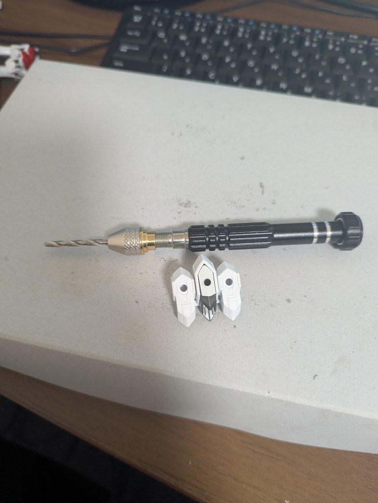 そんなわけで、バルバトスのバックパックの中央に穴を開けたピンバイスは子供の頃にミニ四駆の改造で使って以来。ホントに大丈夫か、と作業中凄く心配だった