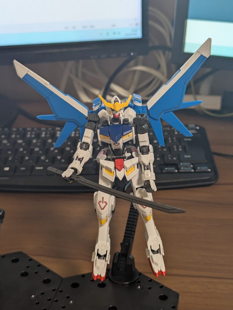 戦闘形態。ビルドブースター搭載の目的は運動性の向上ビルドブースターのエネルギーを運動性にしか使っていないので、きっと素早く動く。Ｆ９１のように分身とかする&nbsp;ビルドブースターとのドッキングはあくまでも試作で、本命はビルドブースターMk2。色合い的にもこちらの方がバルバトスに合っているＭｋ２は背面に穴を開けただけでは接触が上手くいかないので、パーツの切り落としやヤスリがけなども視野に入れつつ、バルバトス本体のミキシングも考えてゆきたい