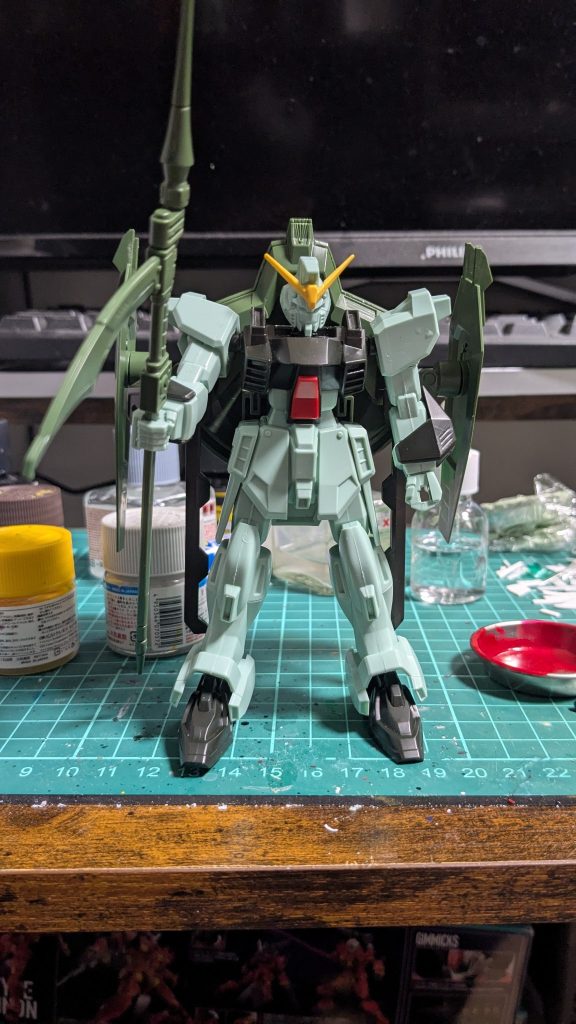 塗装前。成形色が5色もある！おまけに色分けもコレクションシリーズとしてはだいぶ優秀な部類です。カラミティはあんなに残念だったのに。形状的にいうとバックパック部が設定と比べるとまあ二回りくらいは小さいかなあ。あとゲシュマイディッヒ・パンツァーがぺらぺら。とはいえこれはHGでも大差ないのですが。本体のほうの出来はだいぶ良いですよね。かっこいい。
