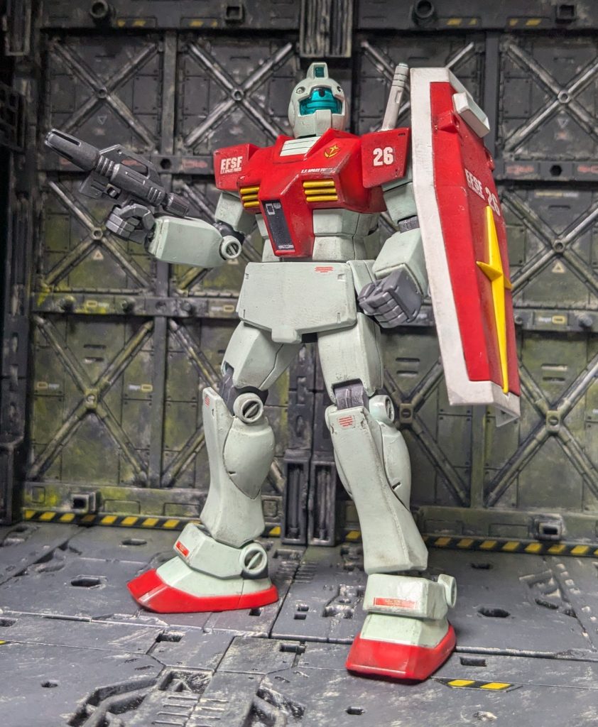 加工の参考に組んだHGジムさんのほうも改造なしですが完成させました。筆塗りデカールちょい汚しってところです。スジボリくらいは足しても良かったかなあ？とも思うんですが、ついでだし今回はそこまで手を入れる余裕がなかった。ほんと安いし組みやすいし造形良いしで、ジムはこいつでいいとおもいます。ふらっと寄った家電屋で運よく買えてよかった。もっと在庫潤沢だったらいいのに。