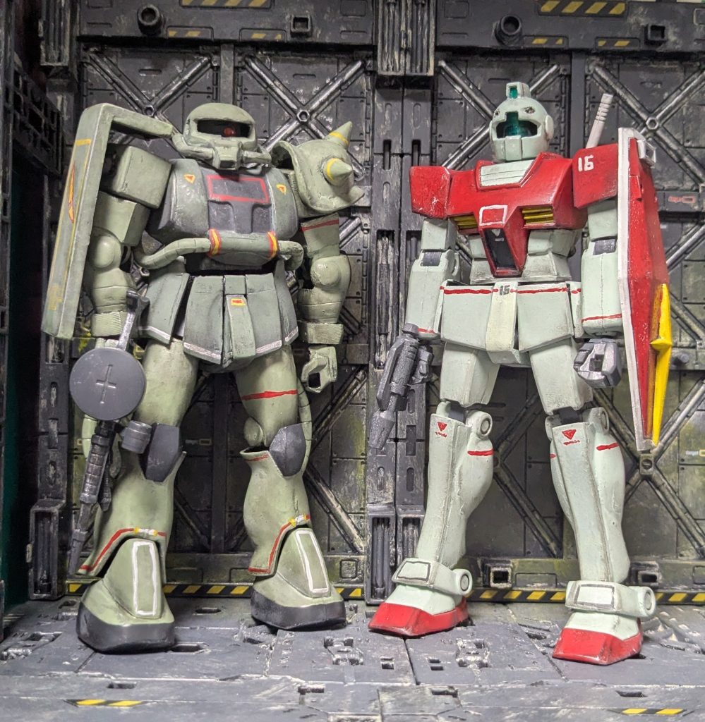旧キット改造仲間の2ショット。どちらも色はアニメ準拠でマーキングはリアルタイプ意識した感じにしています。せっかくの旧キットだし懐かしい感じにしたかったんですよね。工作の出来はともかくとして雰囲気だけは出たんではないかな。とても楽しかったんですが、面倒がすぎます。時間が無限に溶ける。いつまでたっても完成しない。出来上がりは工作者の腕次第ってな感じで、かかる時間に対してリターンが少なすぎる気がします。万人にお勧めできる遊びじゃあないですね。まあ遊びなんだし楽しけりゃあ良いんですが。というわけで、旧キット1/144ジムさんをあんまりお金かけずにそれなりに工作してそれっぽくしてみようの遊びでした。