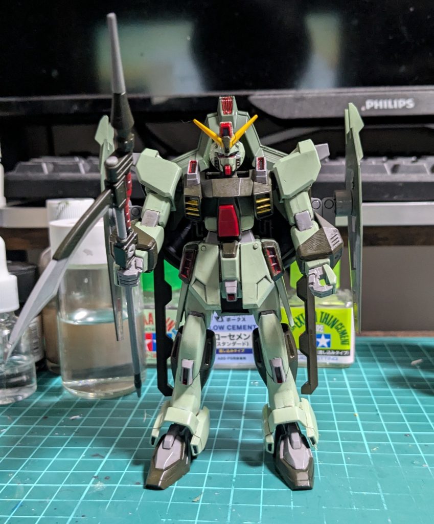でもって塗装後。一部合わせ目消しして筆でベタ塗りして雑に墨入れ。トップコートもまあいいや。ほかのを吹くときについでにやろう。成形色の助けもあって、ひとつ前のカラミティーと比べると格段に楽でした。慣れももちろんあるとは思いますが、面倒だったところは胸の黄色いダクト部くらいかなあ？濃い色の上に黄色はやっぱり乗りにくい。