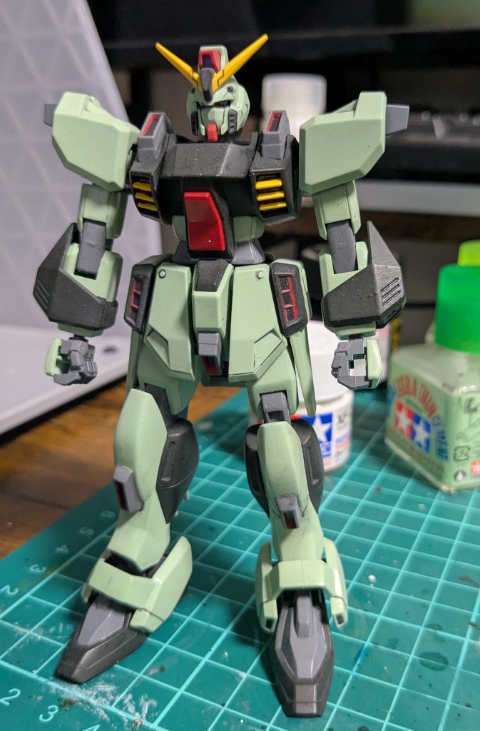 私の中ではゲテモノガンダムなイメージが強かったフォビドゥンさんなんですが、塗装途中バックパックなしの状態を見るとなんか普通にカッコよくないかこいつ！？ポケ戦とか逆シャアあたりの出渕センセのデザインの中に居てもあんまり違和感なさそうな気がします。