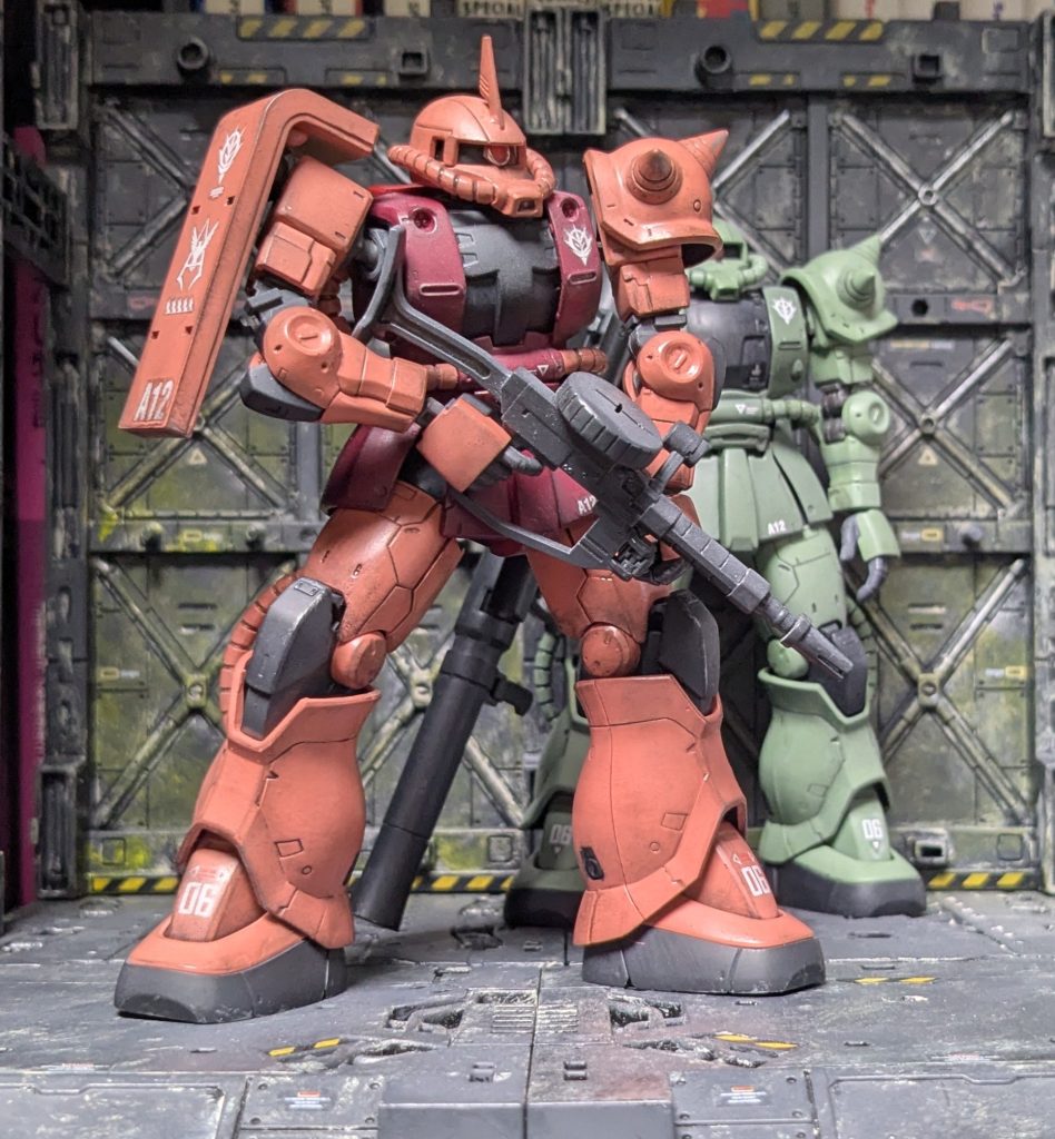 シャア専のほうは素組の中古からの再生品。クチバシパーツが欠品していたので量産型で型をとって複製しました。モノアイは丸カンとレジン使った100均工作です。塗装はラッカーのガンダムカラーのシャアのやつ2色の筆塗り。なのでORIGIN指定の濃いめの色ではなくファーストよりな雰囲気になってますね。関係ないですが私はこの色塗ってると頭の中に「シャアが来る」がリフレインします。シャア！シャア！中古でシールも付属していなかったので、ガンダムデカールからそれっぽいのを選んでちょっとだけ貼ってみたり。量産型のほうも同じ隊っぽく合わせたデカールを選んでみました。汚しも軽め。普通だ。