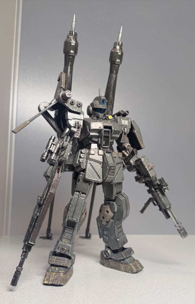 　フロントショットです。フルメタのプラモ1/60ファルケから、右手にグラーツ・マンリッヒャーAWS2000、背中に<オーテギネ>ヒートランスを移殖！　かなりごつい印象になりました。グラーツ・マンリッヒャーは試作品なので、正規品のブルパップ・マシンガンを予備として備える構成です。