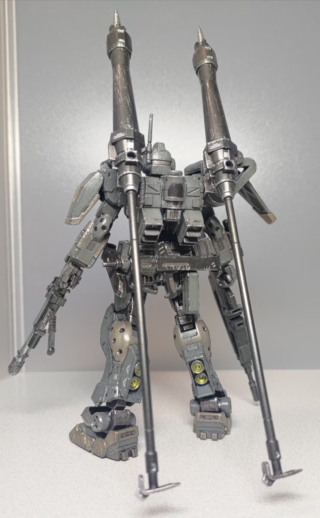 　バックショットです。ヒートランスを接地しなくても自立は容易でした。<備忘録という名のカラーレシピ>黒：焼鉄色、黒鉄色、メタルブラック、ウィノーブラック灰：ニュートラルグレー　　銀：ガンクローム茶：ウッドブラウンと灰色2704を1：2くらい黄：GXメタルイエローウォッシング：リアルタッチマーカーのグレー2スポンジチッピング：リアルタッチマーカーのグレー3ドライブラシ：タミヤアクリルのクロームシルバースパッタリング：アクリルガッシュのイエローオーカーとホワイトを1：3くらいウェザリングマスター：マッド　以下、アクションポーズです。