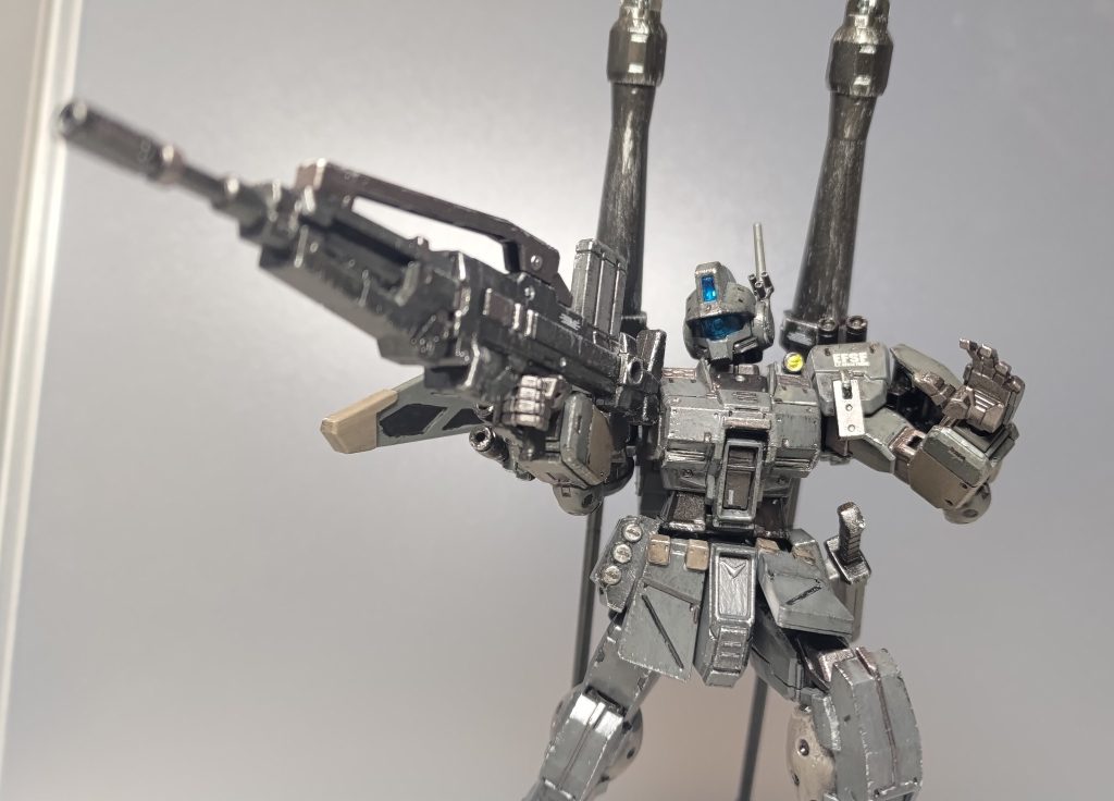 　グラーツ・マンリッヒャーAWS2000！　フルメタ系プラモに付属するプラモオリジナル武装で、小説やアニメには登場しません。　ユニット化された各部を目的に応じて組み換えられる火砲で、こちらは長射程と高精度が売りのバトルライフルタイプです。ジムの腕と合ってないので、正直、構えづらいんですが・・・それも試作品って感じがして良し！