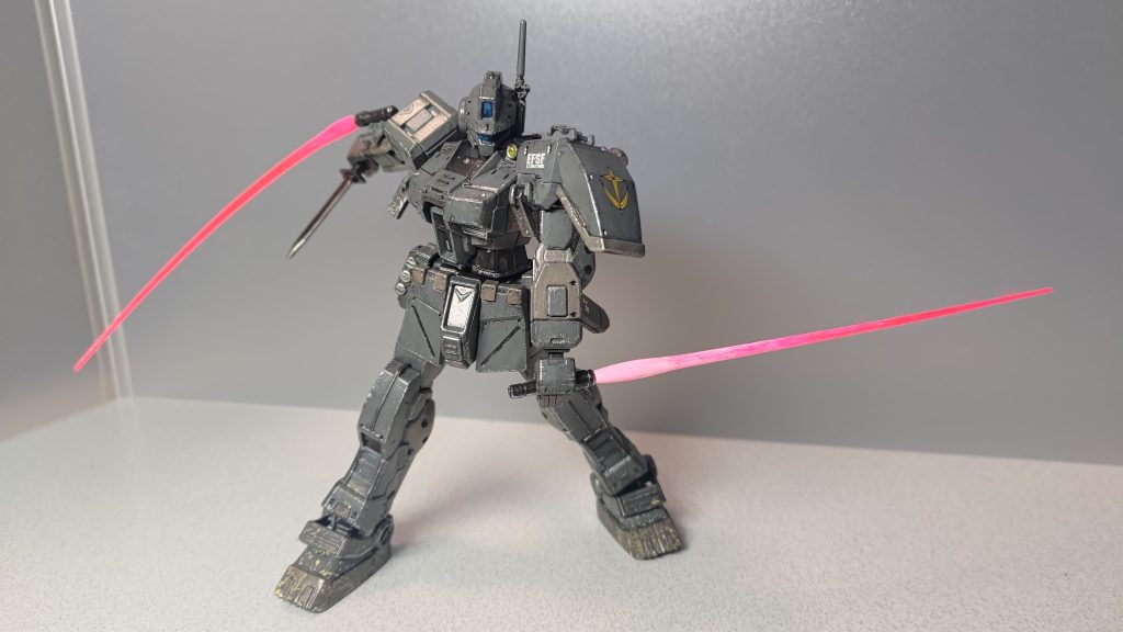 　右手でナイフを抜き、サーベル1本を左手に持つ、零距離戦スタイル。　RGガンダム2.0武器セット付属の湾曲サーベル刃は、結構な頻度で使いまわしております。　サーベル刃の余剰も増えたので、湾曲サーベル自作もチャレンジしてみようかな。