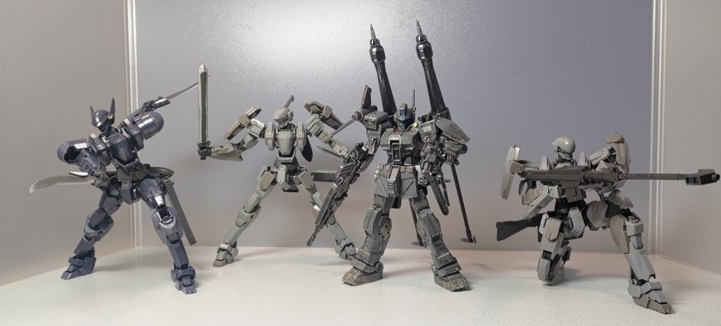 　フル装備に戻して、我が家のフルメタ系プラモたち(いずれもジャンク品かパチ組み)と一緒に。結構、馴染んでるんじゃないでしょうか。