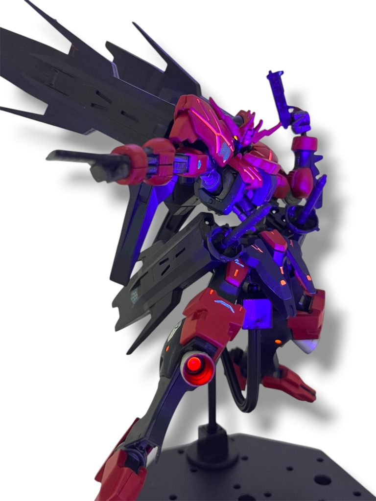ガンダムヴィダールと、父の余りのパーツでミキシングしました✨メインカラーを赤にしたい❗️ということでこのカラーになりました✨