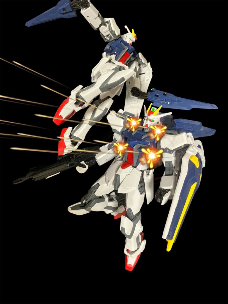 今回のストライクガンダムSPEC2の目玉であるスラスター内蔵マルチコネクターは、反対側がマシンキャノン。バインダードラグーンは、腰のツインランサーと連結することで対艦刀として機能。