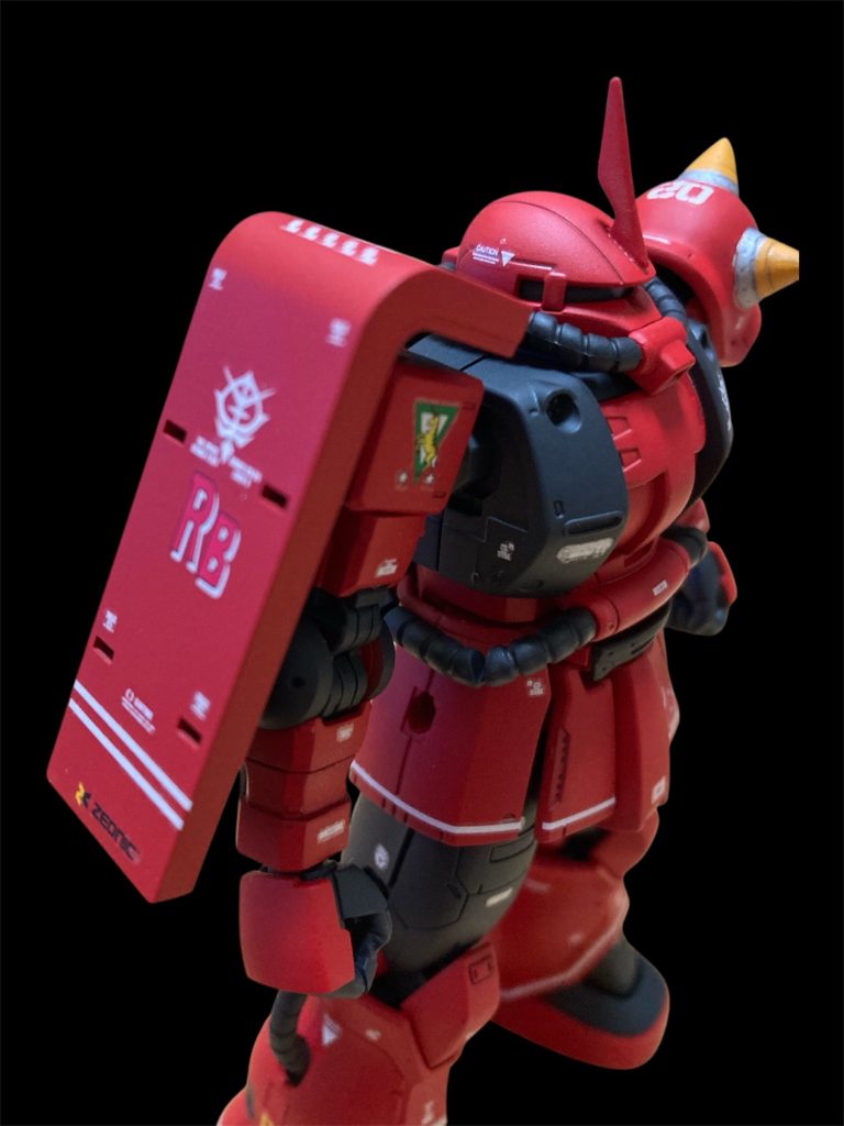 ショルダーシールドも気に入ってます。最近作っていたザクは両肩スパイク、シールド無し、左右入替えなどしていましたが久しぶりにノーマルです。