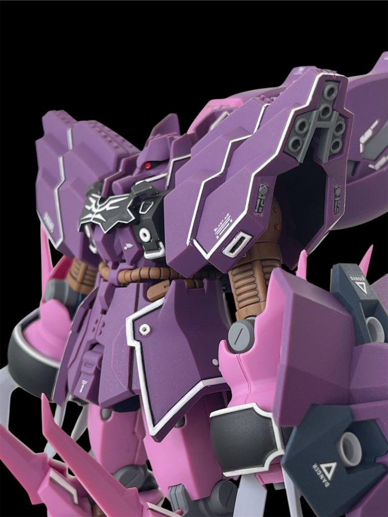 パープル部のエングレービングはガンダムマーカーで塗ってみましたが、完成写真を改めて見ると塗り残しやムラが目立ちます。老眼のため作成中はなかなか気付きにくく、撮影後に画像を見てから気付くことが多いです…