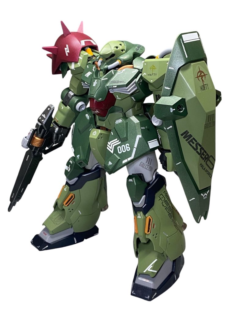 F01型にも換装出来る様、今回もコンパチ仕様。ガラッと印象が変わるようにスパイクアーマーはレッドショルダーに塗りました。自分は、これまであまり使ってこなかったんですが、今回は新たにラインデカールにもこだわって沢山入れてみました！パーツの端だけでなく、迷彩や呪術的な紋様にも見えたらいいなと、アシンメトリーに配置してます。