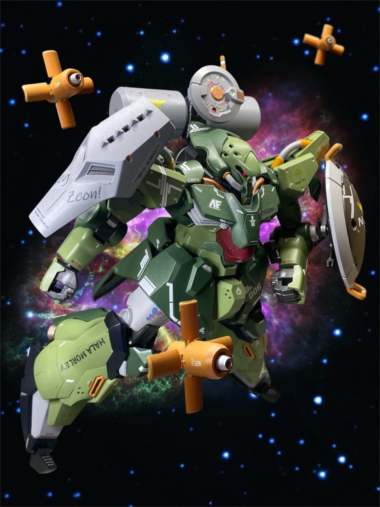 右肩は他の機体がスパイクアーマーを装備していたマウントに、ヤクト・ドーガと同型のファンネルポートシールドを一基装備し、3機のファンネルを懸架する。ヤクト・ドーガは、当時のサイコミュ分野での革新的技術・サイコフレームを実装する事で、初めてNT専用機としての性能を獲得したが、メッサーは元々・非NT機として設計された為、本体には一切のサイコミュシステムを搭載しない。その様な本機でファンネルの使用を可能とするために、バックパックは必要に応じて、ごく少量のサイコフレームと送受信アンテナが物理的にコクピットに近づく事で、サイコミュの起動状態を実現する機構が組み込まれており、NTパイロットが登場した際には、スラスターを保持するアームもフレキシブルに展開し、より高機動な戦闘を可能とする形態へ移行する。ラプラス事変以降、新たなサイコフレームの新造は連邦政府により原則禁止された為、本機に使用されたものは、かつての搭載機が破壊された残骸が後が軌道上を漂い、スペースデブリなどとなっていた中から回収された物である。
