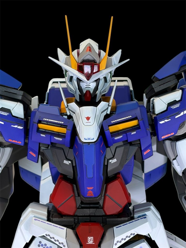 使用塗料は、サーフェイサーブラック、サーフェイサーガンメタ、ピュアホワイト、ウルトラマリンブルー、プレミアムレッド、ニュートラルグレーⅡ〜Ⅳ、マンダリンイエロー、ゴールド等を調色して塗装し、デカールを貼って、スーパースムースクリアを噴きました。
