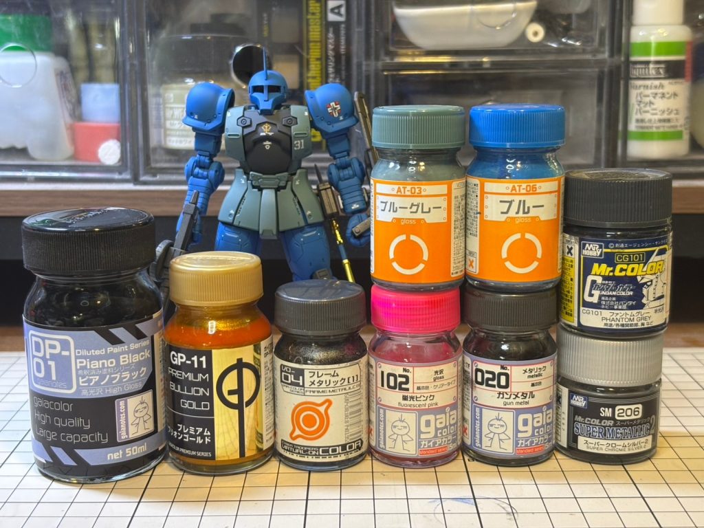 使用塗料備忘録。本体にはクレオスフィルタリキッドのブルーでスミイレ兼フィルタリング後、トップコートにガイアのプレミアムつや消しクリアです。ガンメタルは武器類、フレームメタリックはバーニア、スーパークロームはヒートホークの刃です。