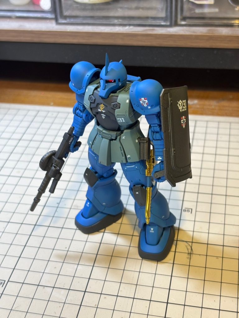 HGオリジン旧ザク特有の頭の斜めに入ったラインが余り好みでないので、こちらもうちの旧ザクたちは皆埋めています。