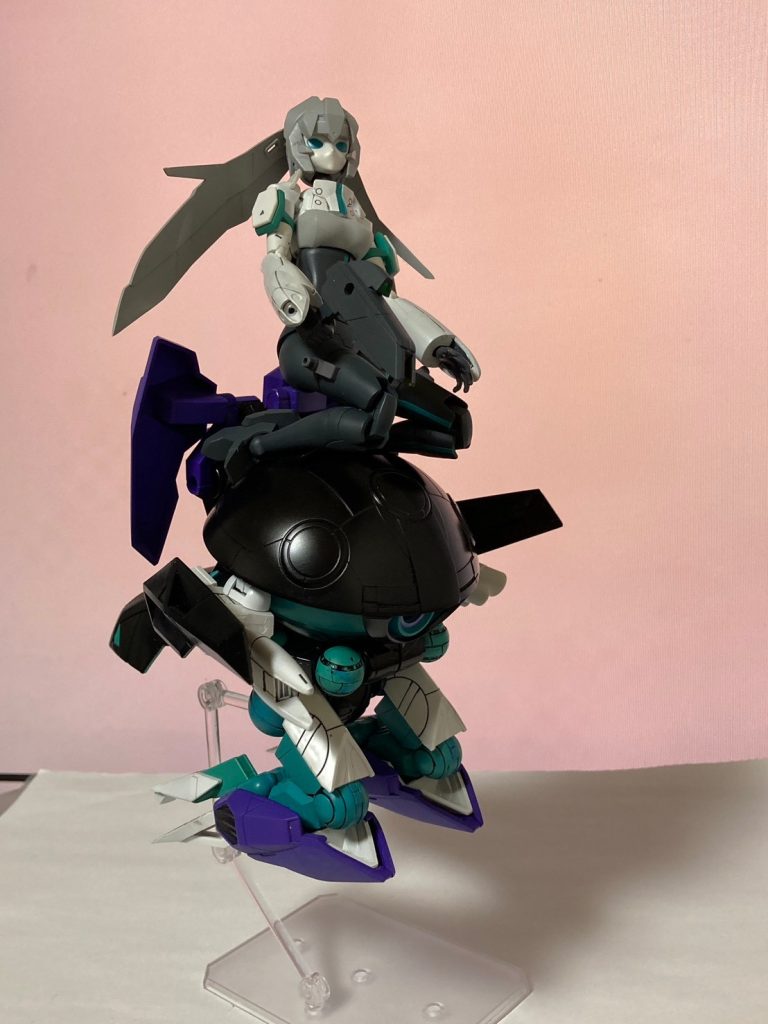 ゲームの特殊格闘　ウォドムポッド連携攻撃プラモデルで再現するにはちょっと無理がありました。
