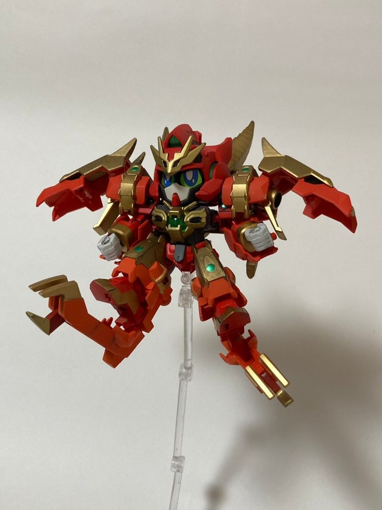 赤色はスカーレットとモンザレッドの２色で塗り分けをしました。SDではありますが追加装甲もあり、情報量の増加がいい感じになったと思います。