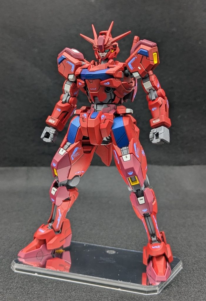 製作当初はナラティブガンダムC装備オマージュっぽくするつもりでしたが、キャリバーンからあんまり変わった印象がないなと感じたため今の色に変更しました。シェルユニットの色や角の形状はその時の名残です。