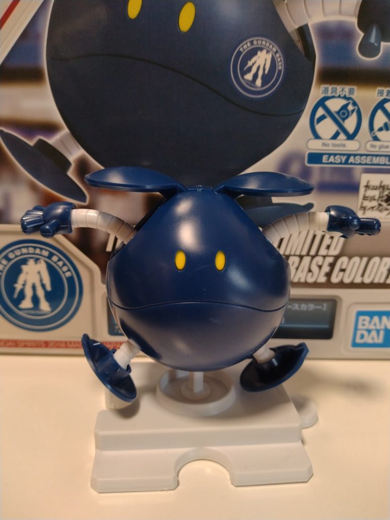 素組み状態です。ガンダムベース限定カラーだったのですが、塗りつぶしてしまいました。さて、エアブラシですが、アネスト岩田のSPARMAX FLYER-SR2です。有識者の方々からは、最初の１本はそれではないだろとお叱りを受けてしまうかもしれません。