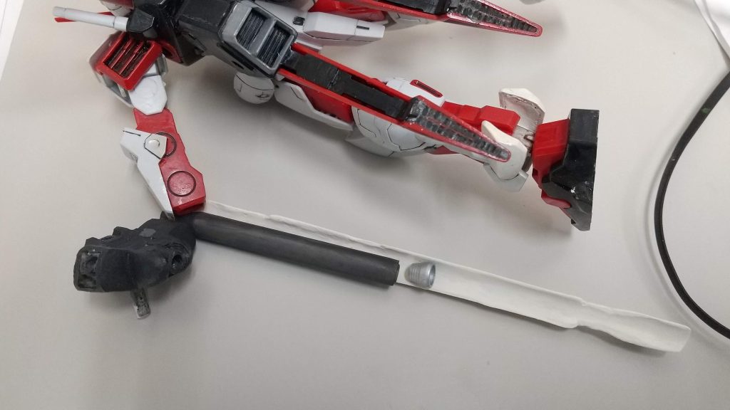 追加ブースターも製作（ガンスタには装備写真を載せませんでしたが）。下部カウルは、当初は丸みのある下部パーツのみにする予定でしたが、どうもU.C.機体っぽくなって再検討しました。思ったんですが、SEEDデザインって、丸い線の後に角ばった線が入ることが多いですよね。なので、最終的にブースター上部に角ばったカウルを設けることにしました。
